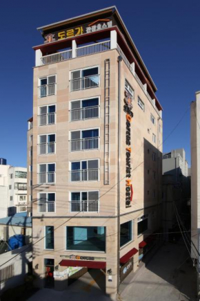  Dorcas Tourist Hostel  Тонгиенг